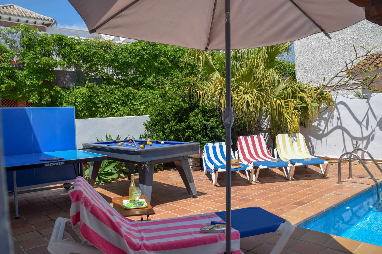 Feriebolig med swimmingpool tæt på stranden og centrum af Nerja