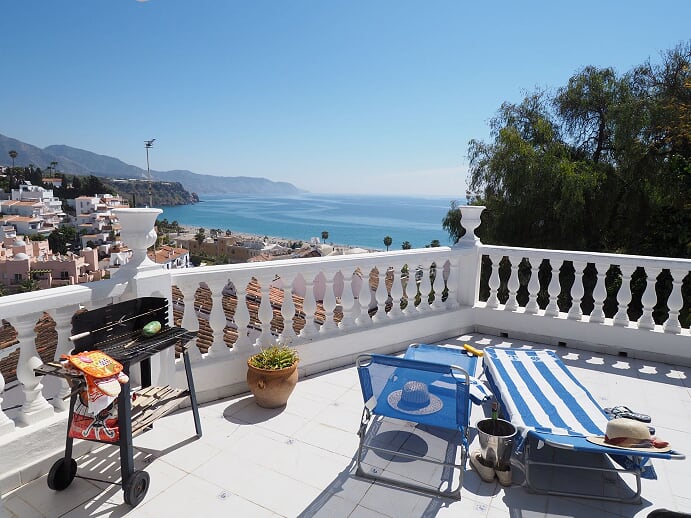 Villa de vacaciones con 3 dormitorios, piscina y situada a poca distancia de la playa y el centro de Nerja, sur de España