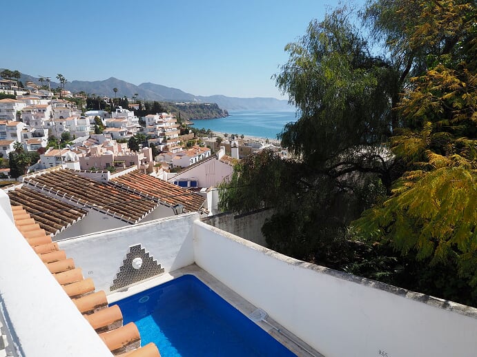 Semestervilla med 3 sovrum, pool och ligger inom gångavstånd från stranden och centrum av Nerja, södra Spanien