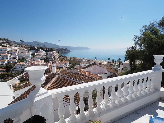 Villa de vacaciones con 3 dormitorios, piscina y situada a poca distancia de la playa y el centro de Nerja, sur de España