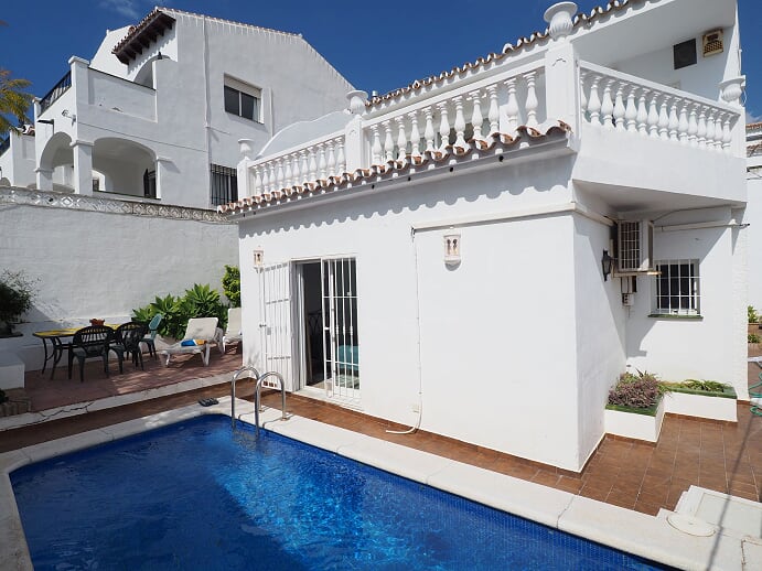 Villa de vacaciones con 3 dormitorios, piscina y situada a poca distancia de la playa y el centro de Nerja, sur de España