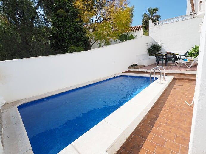 Villa de vacaciones con 3 dormitorios, piscina y situada a poca distancia de la playa y el centro de Nerja, sur de España