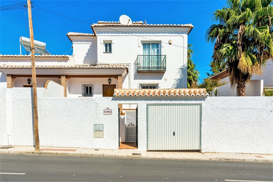 Rummelig villa med pool i Parador-området i Nerja, Sydspanien.