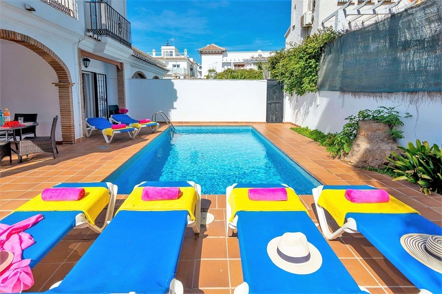 Rummelig villa med pool i Parador-området i Nerja, Sydspanien.