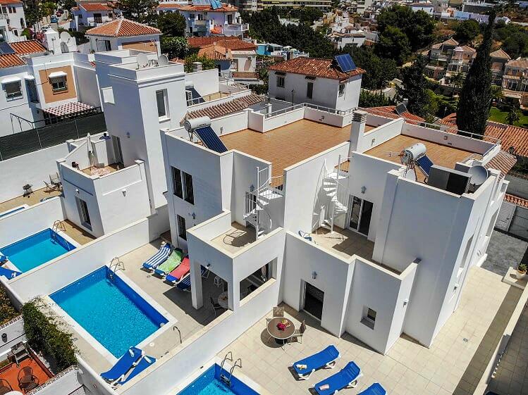 Belle villa spacieuse avec 3 chambres et piscine à proximité de la plage de Burriana et du centre de Nerja