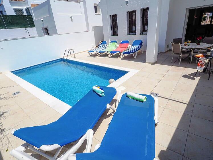 Belle villa spacieuse avec 3 chambres et piscine à proximité de la plage de Burriana et du centre de Nerja