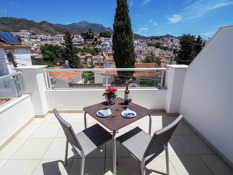 Smuk rummelig villa med 3 soveværelser og swimmingpool tæt på Burriana stranden og centrum af Nerja