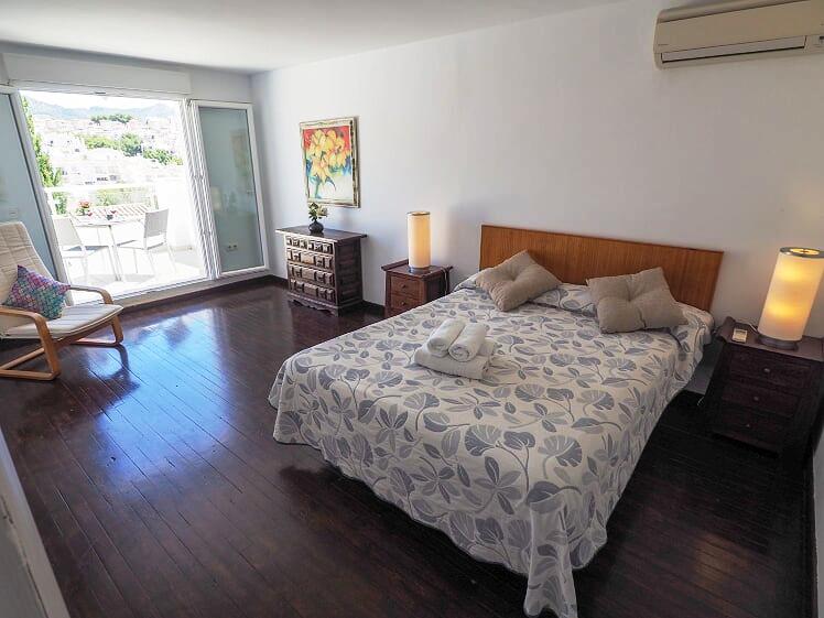 Beautiful spacious villa with 3 bedroom and swimming pool close to the Burriana beach and center of Nerja