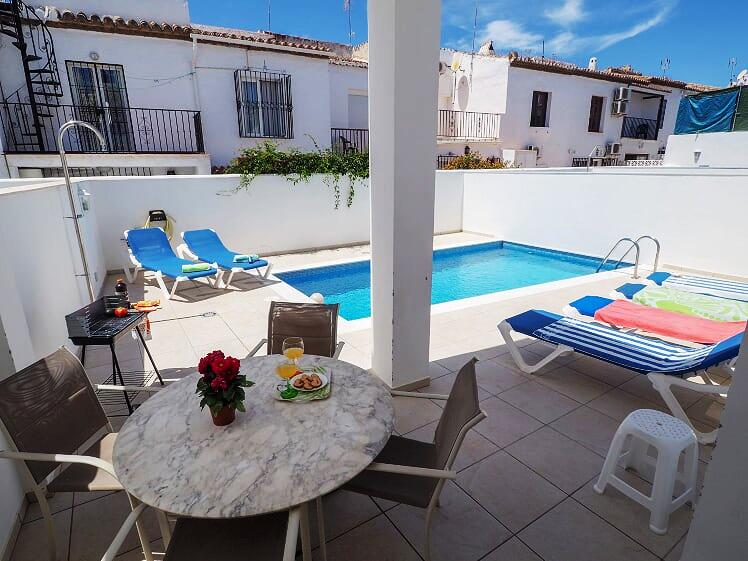 Belle villa spacieuse avec 3 chambres et piscine à proximité de la plage de Burriana et du centre de Nerja