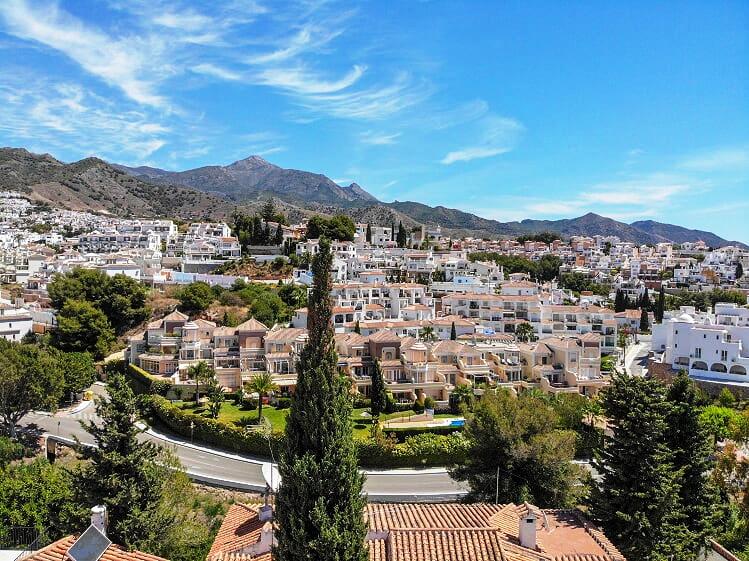 Vacker rymlig villa med 3 sovrum och pool nära Burriana-stranden och centrum av Nerja