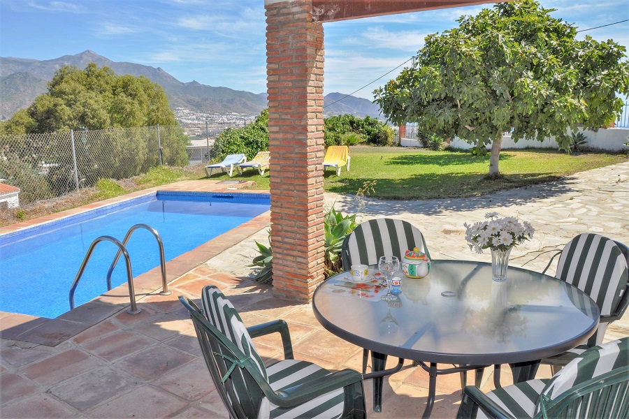 Wunderschön eingerichtete, renovierte 2-Zimmer-Wohnung mit herrlichem Blick über Nerja und das Meer.