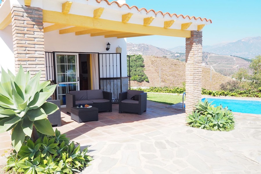 Wunderschön eingerichtete, renovierte 2-Zimmer-Wohnung mit herrlichem Blick über Nerja und das Meer.