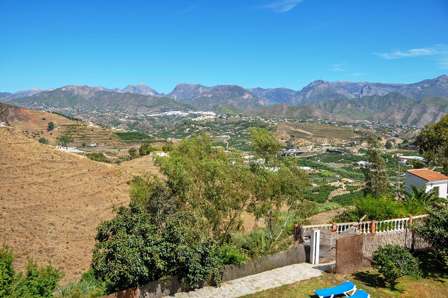 Wunderschön eingerichtete, renovierte 2-Zimmer-Wohnung mit herrlichem Blick über Nerja und das Meer.