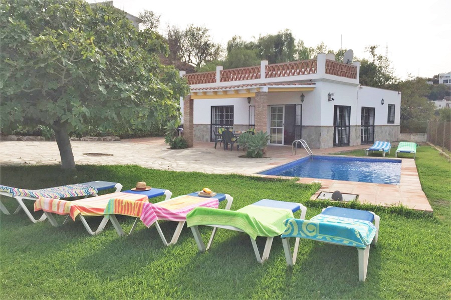 Wunderschön eingerichtete, renovierte 2-Zimmer-Wohnung mit herrlichem Blick über Nerja und das Meer.