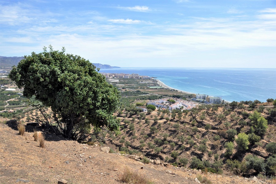 Smukt møbleret renoveret 2 værelses lejlighed med fantastisk udsigt over Nerja og havet.