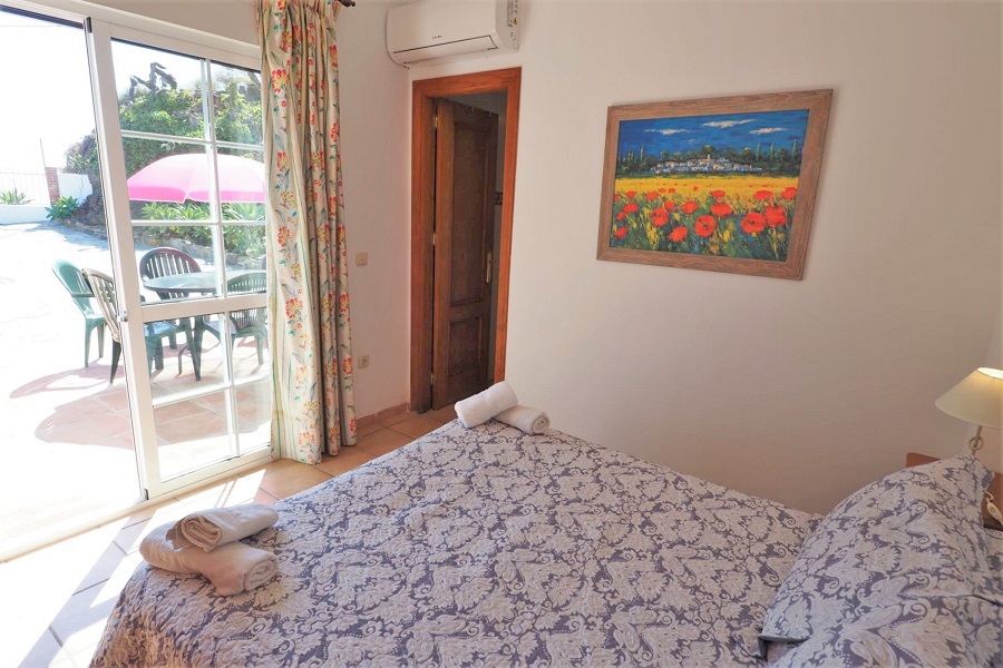 Wunderschön eingerichtete, renovierte 2-Zimmer-Wohnung mit herrlichem Blick über Nerja und das Meer.