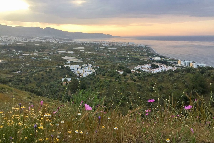 Smukt møbleret renoveret 2 værelses lejlighed med fantastisk udsigt over Nerja og havet.