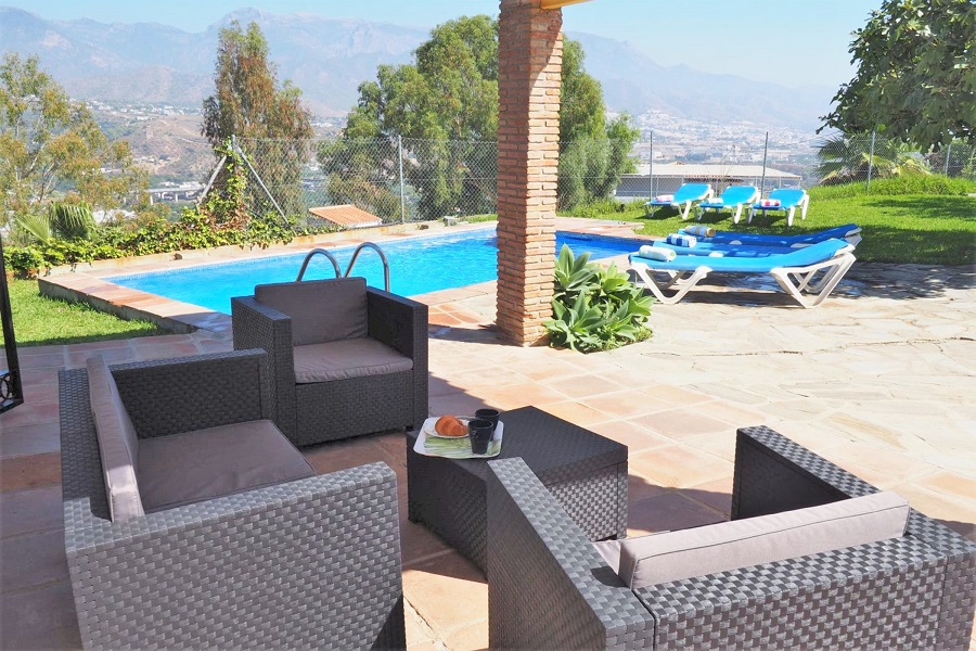 Wunderschön eingerichtete, renovierte 2-Zimmer-Wohnung mit herrlichem Blick über Nerja und das Meer.