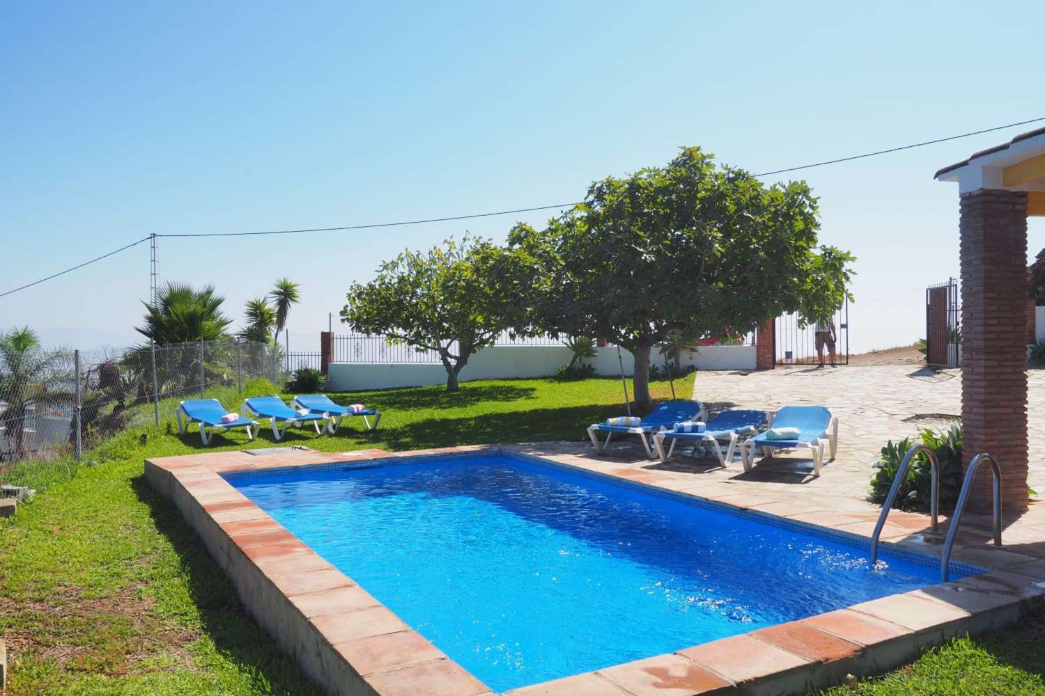 Wunderschön eingerichtete, renovierte 2-Zimmer-Wohnung mit herrlichem Blick über Nerja und das Meer.