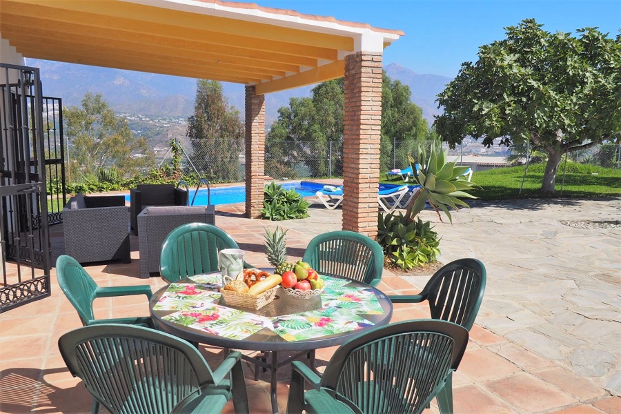 Wunderschön eingerichtete, renovierte 2-Zimmer-Wohnung mit herrlichem Blick über Nerja und das Meer.