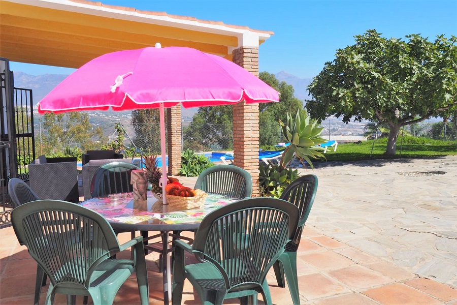 Wunderschön eingerichtete, renovierte 2-Zimmer-Wohnung mit herrlichem Blick über Nerja und das Meer.