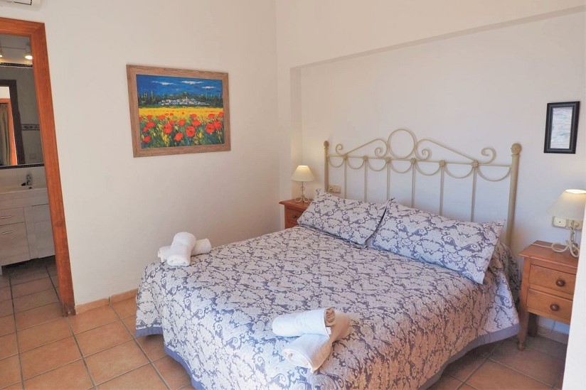 Apartamento de 2 dormitorios bellamente amueblado y renovado con impresionantes vistas sobre Nerja y el mar.