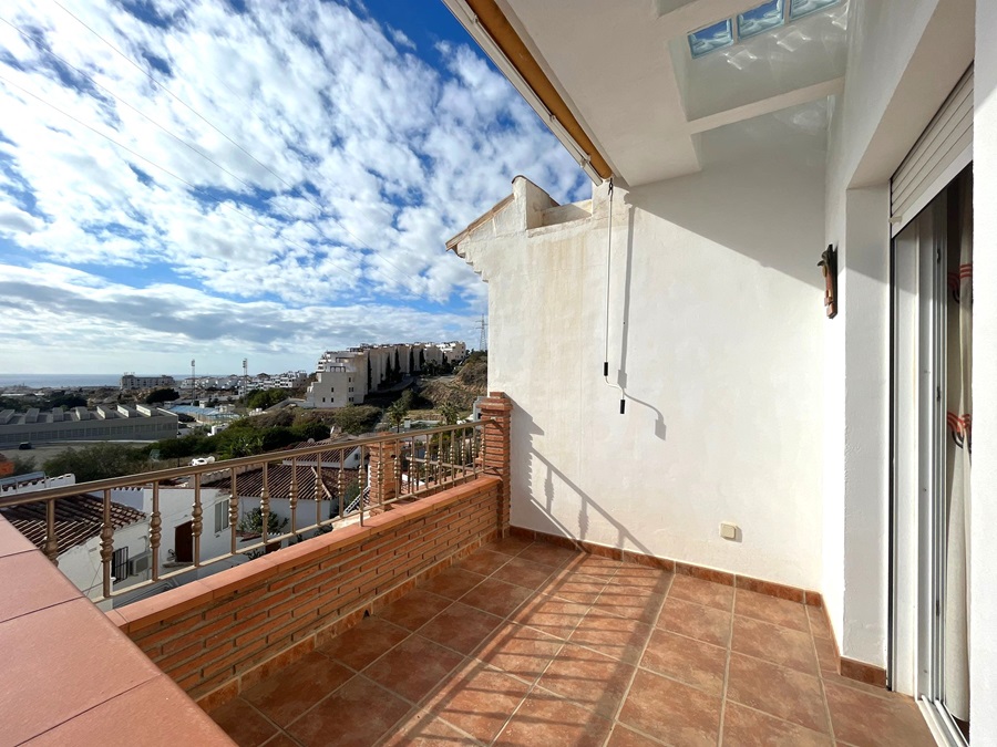 Spaziosa casa unifamiliare in una zona molto tranquilla con splendida vista sul mare e rivolta a sud