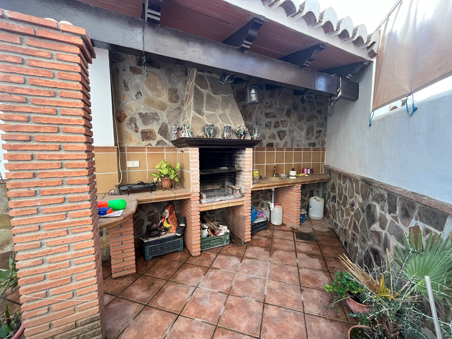 Spaziosa casa unifamiliare in una zona molto tranquilla con splendida vista sul mare e rivolta a sud