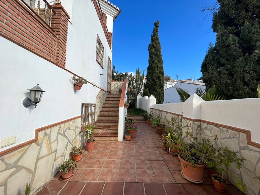 Spaziosa casa unifamiliare in una zona molto tranquilla con splendida vista sul mare e rivolta a sud