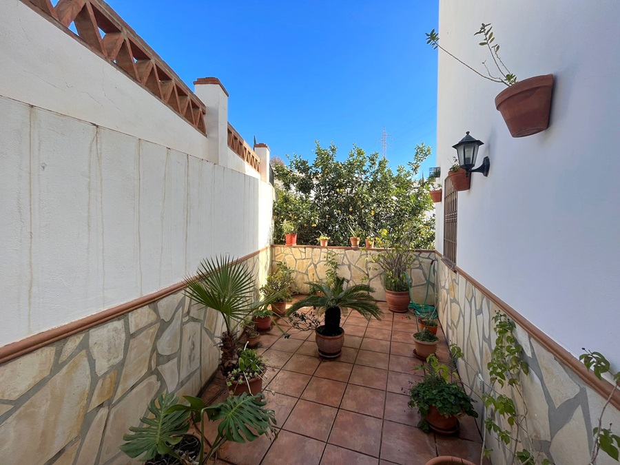 Spaziosa casa unifamiliare in una zona molto tranquilla con splendida vista sul mare e rivolta a sud