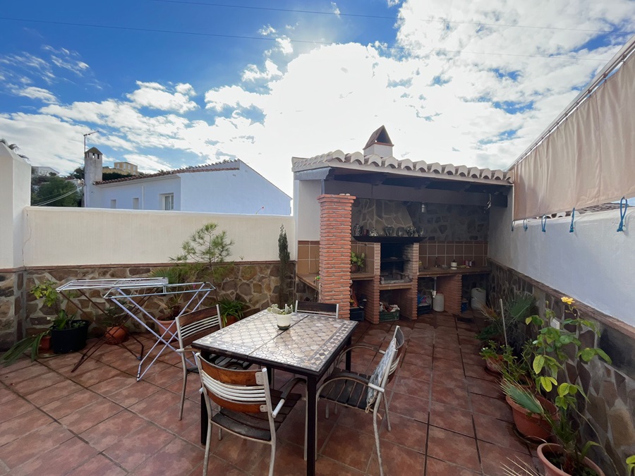 Espaciosa casa unifamiliar aislada en una zona muy tranquila con bonitas vistas al mar y orientación sur