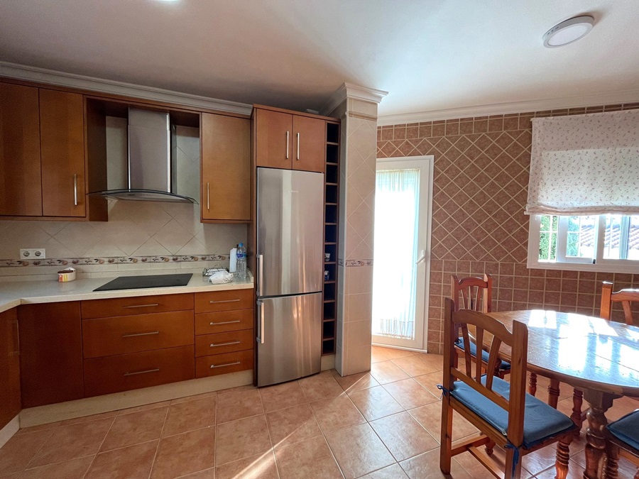 Spacious detached family home in a very quiet area with beautiful sea views and south facing