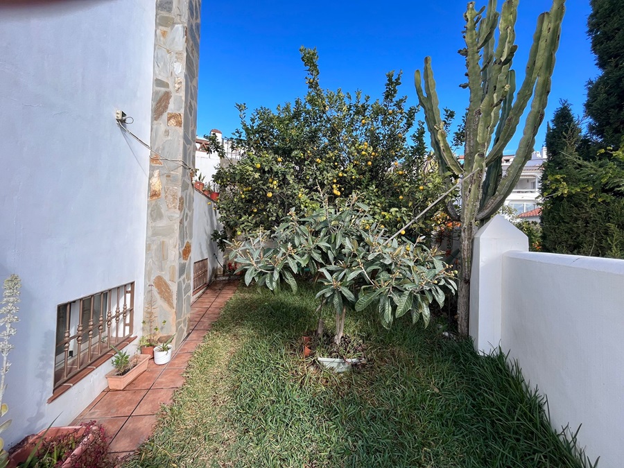 Spaziosa casa unifamiliare in una zona molto tranquilla con splendida vista sul mare e rivolta a sud