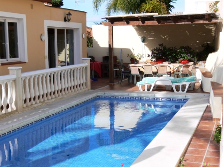 Casa de vacaciones con piscina privada a 600 metros de la playa de Burriana en Nerja, sur de España