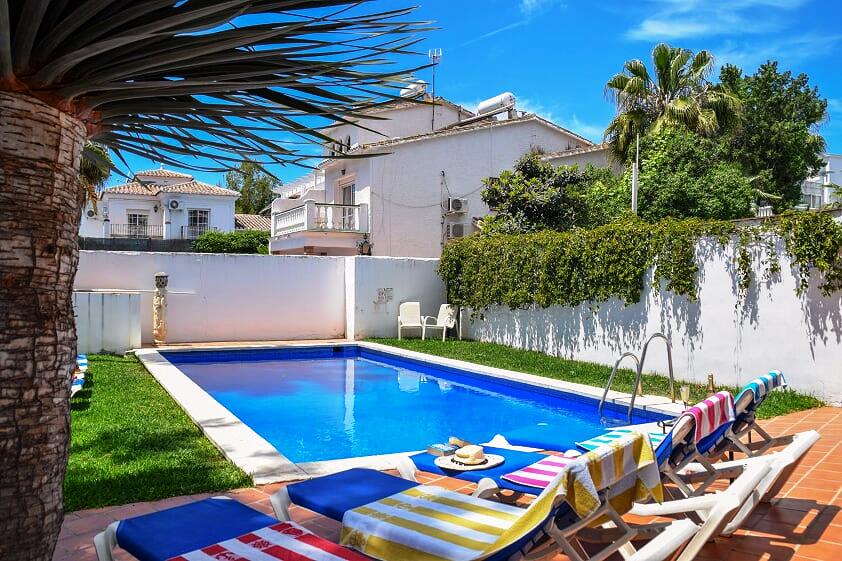 Chalet de 4 dormitorios, piscina privada y situado a poca distancia de la playa y centro de Nerja.