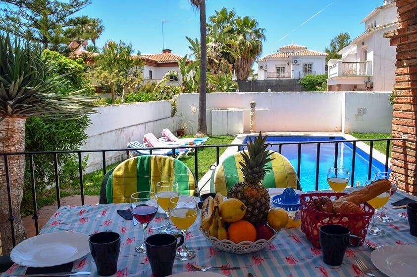 Villa mit 4 Schlafzimmern, privatem Pool und nur wenige Gehminuten vom Strand und dem Zentrum von Nerja entfernt.