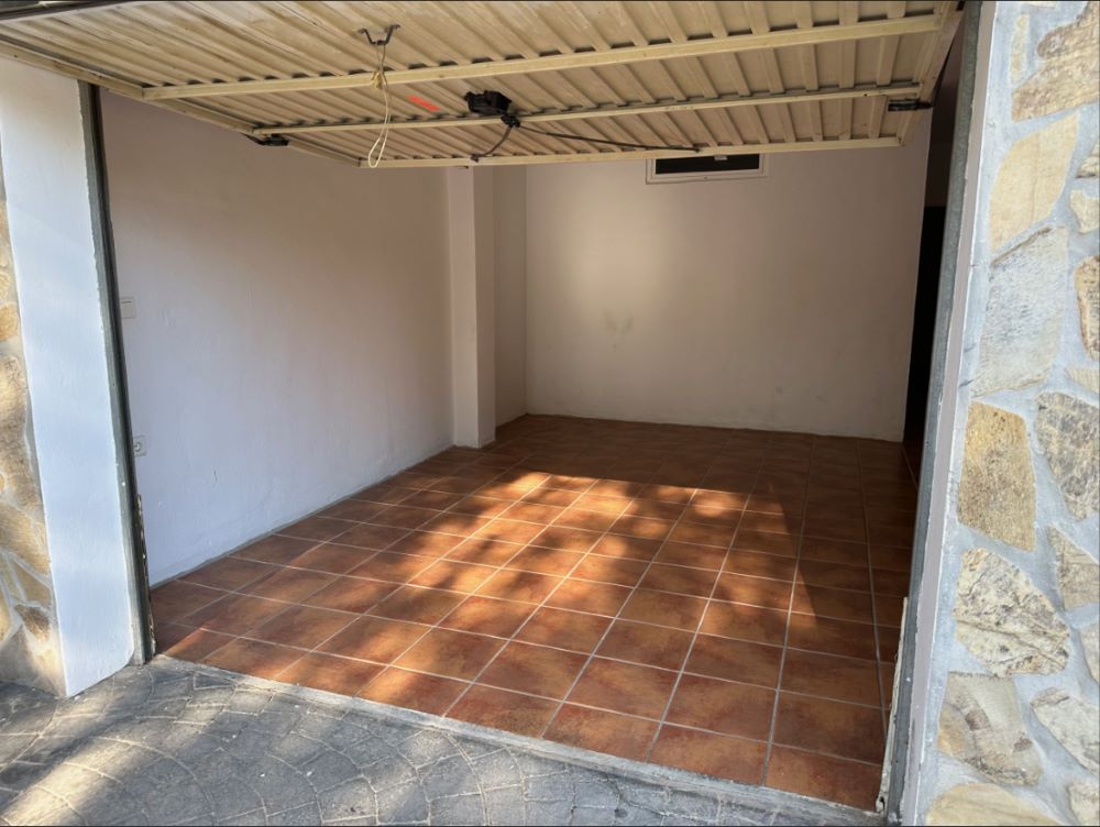 Casa adosada de 4 dormitorios, 2 baños, piscina privada y piscina comunitaria, situada a pocos minutos andando de la famosa playa de Burriana.