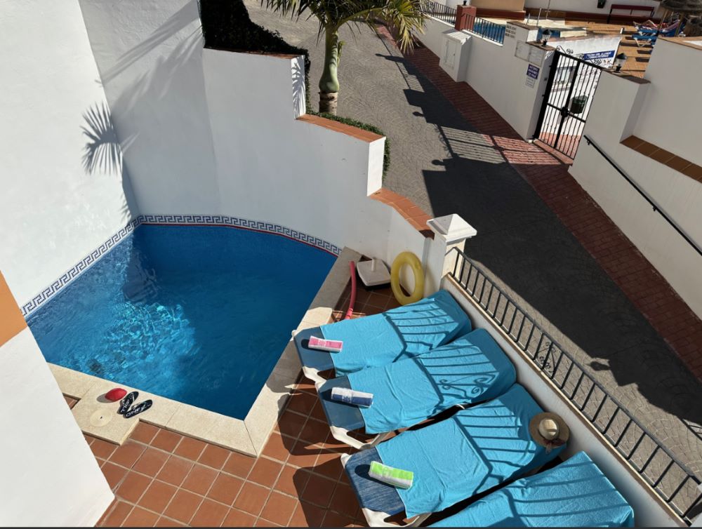 Townhouse with 4 bedrooms, 2 bathrooms, private pool and communal pool, located a few minutes walk from the famous Burriana beach.