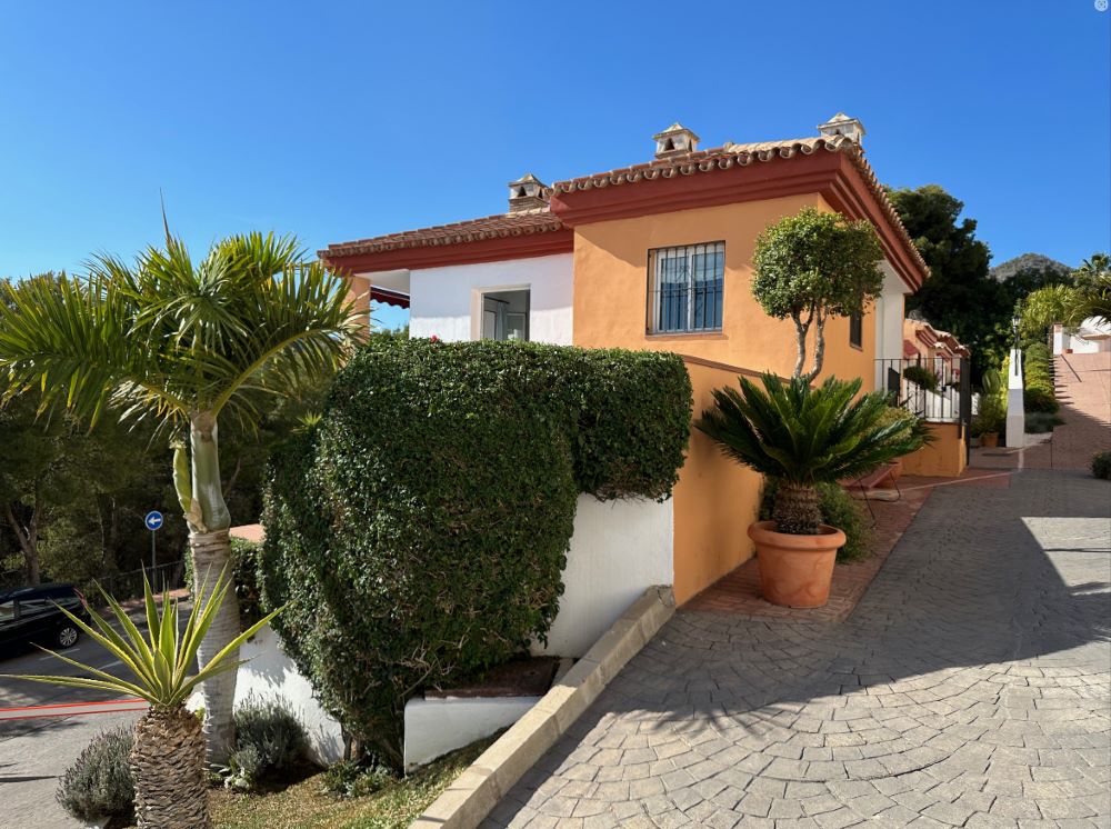 Maison de ville avec 4 chambres, 2 salles de bains, piscine privée et piscine commune, située à quelques minutes à pied de la célèbre plage de Burriana.