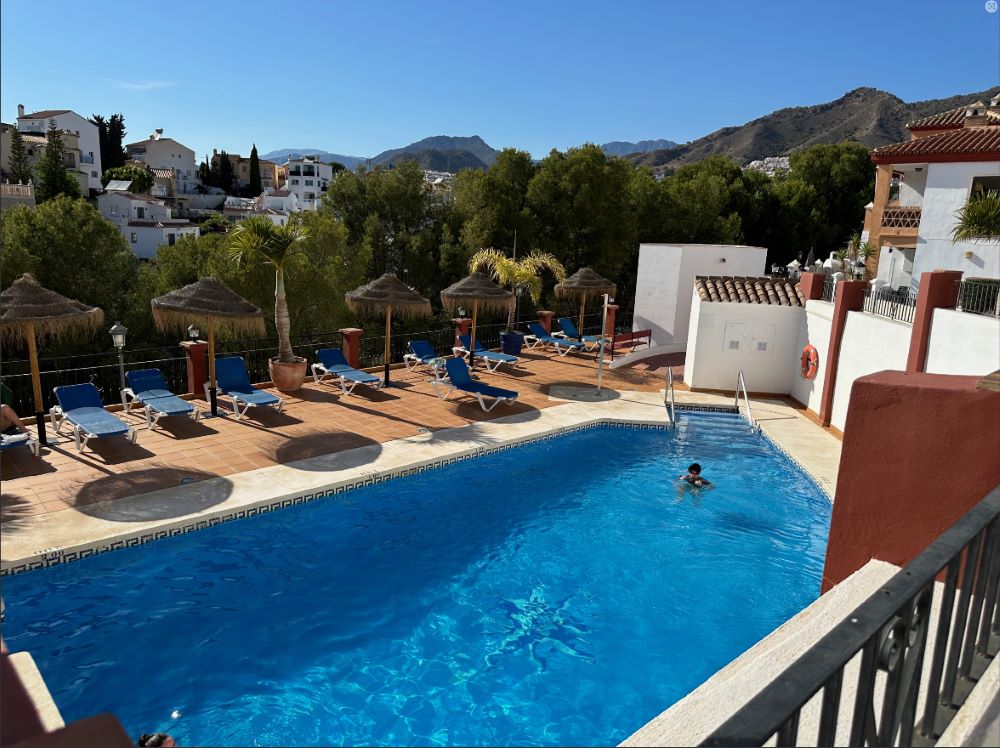 Maison de ville avec 4 chambres, 2 salles de bains, piscine privée et piscine commune, située à quelques minutes à pied de la célèbre plage de Burriana.