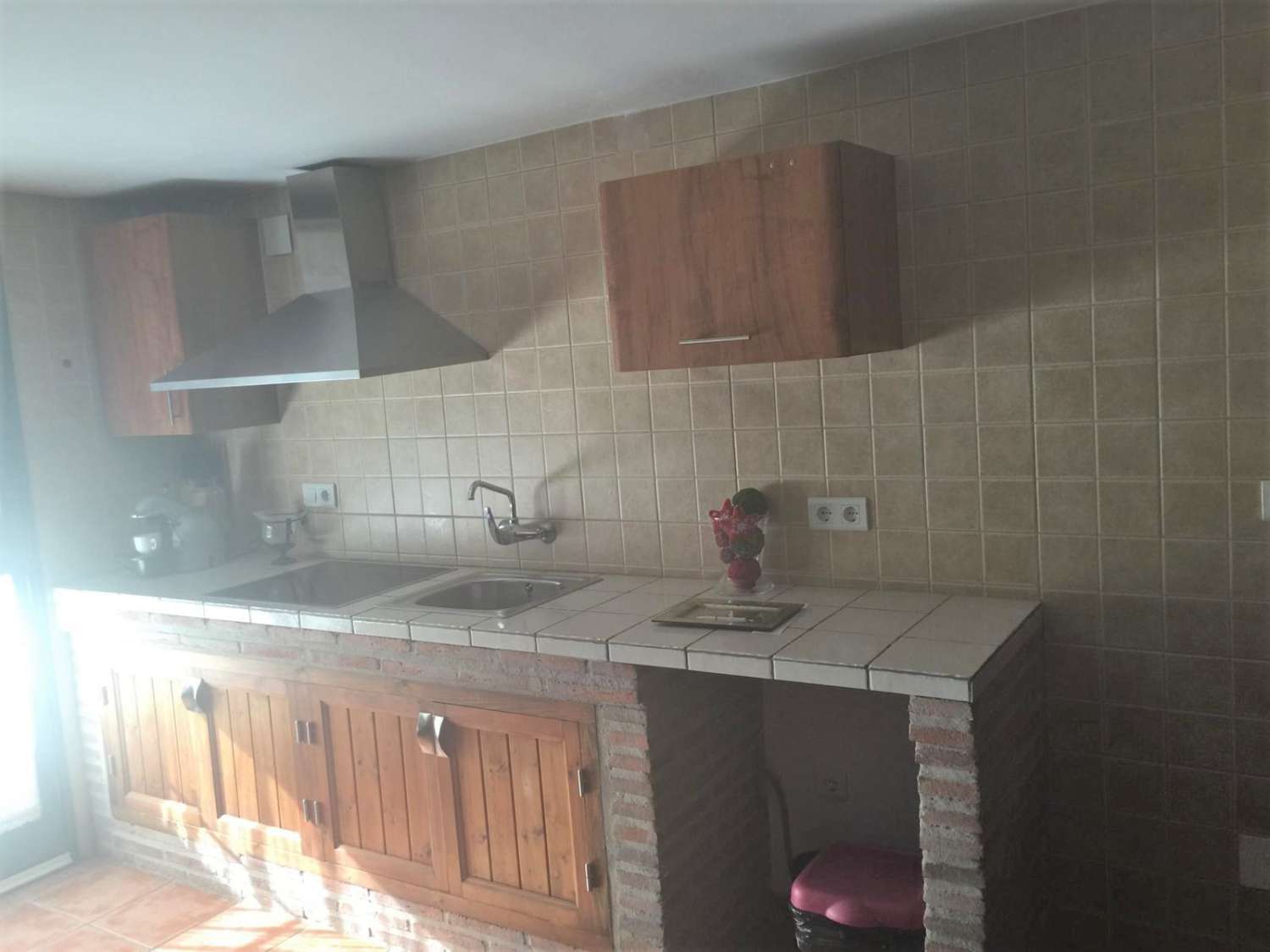 Casa adosada de 4 dormitorios, 2 baños, piscina privada y piscina comunitaria, situada a pocos minutos andando de la famosa playa de Burriana.