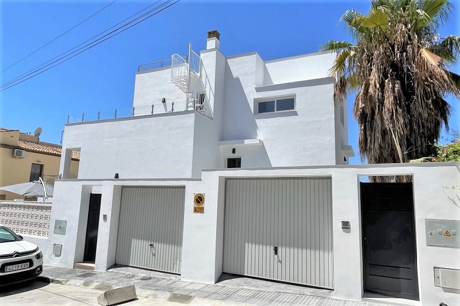 Villa nouvellement construite, parfaitement située à seulement 8 minutes à pied de la plage de Burriana et du centre de Nerja