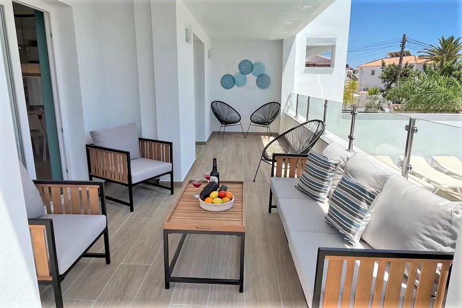 Neu gebaute Villa, perfekt gelegen, nur 8 Gehminuten vom Strand Burriana und dem Zentrum von Nerja entfernt