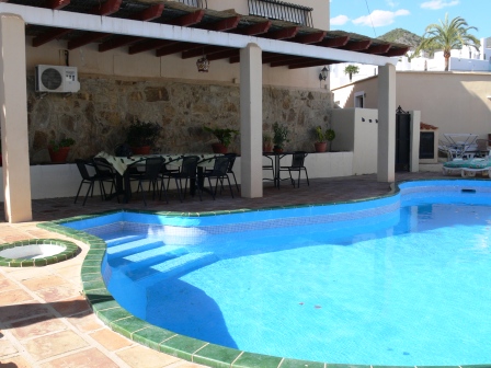 Holiday home with 4 bedrooms and private pool 600 meters from the Burriana beach in Nerja.