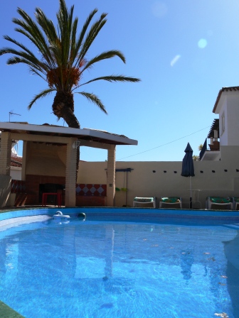 Holiday home with 4 bedrooms and private pool 600 meters from the Burriana beach in Nerja.