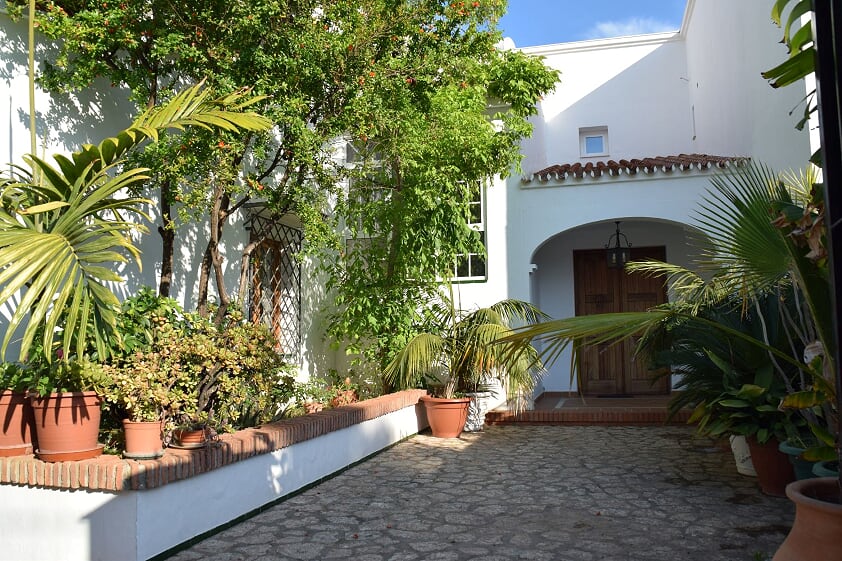 Preciosa villa espaciosa con piscina privada, a 5 minutos andando de la famosa playa de Burriana y a 5 minutos del acogedor centro de Nerja.