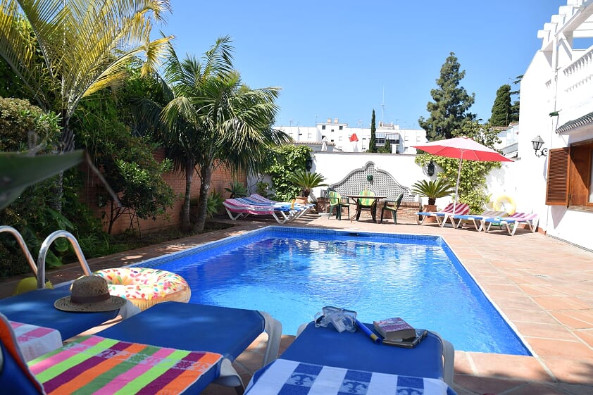 Preciosa villa espaciosa con piscina privada, a 5 minutos andando de la famosa playa de Burriana y a 5 minutos del acogedor centro de Nerja.