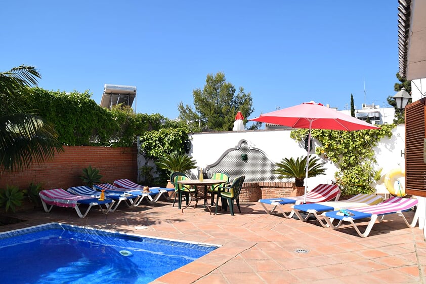 Preciosa villa espaciosa con piscina privada, a 5 minutos andando de la famosa playa de Burriana y a 5 minutos del acogedor centro de Nerja.