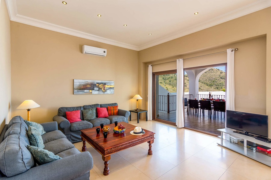 Wunderschön eingerichtete, renovierte 2-Zimmer-Wohnung mit herrlichem Blick über Nerja und das Meer.