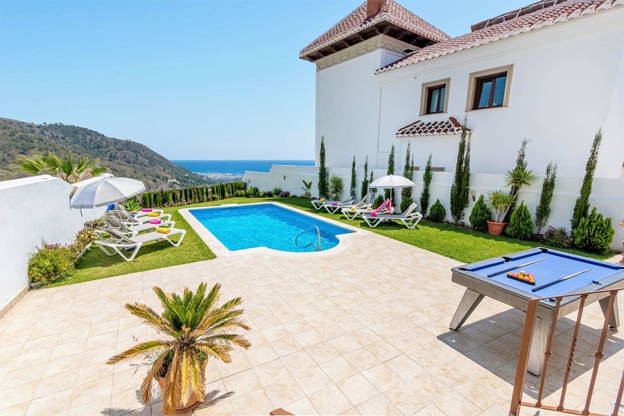 Wunderschön eingerichtete, renovierte 2-Zimmer-Wohnung mit herrlichem Blick über Nerja und das Meer.